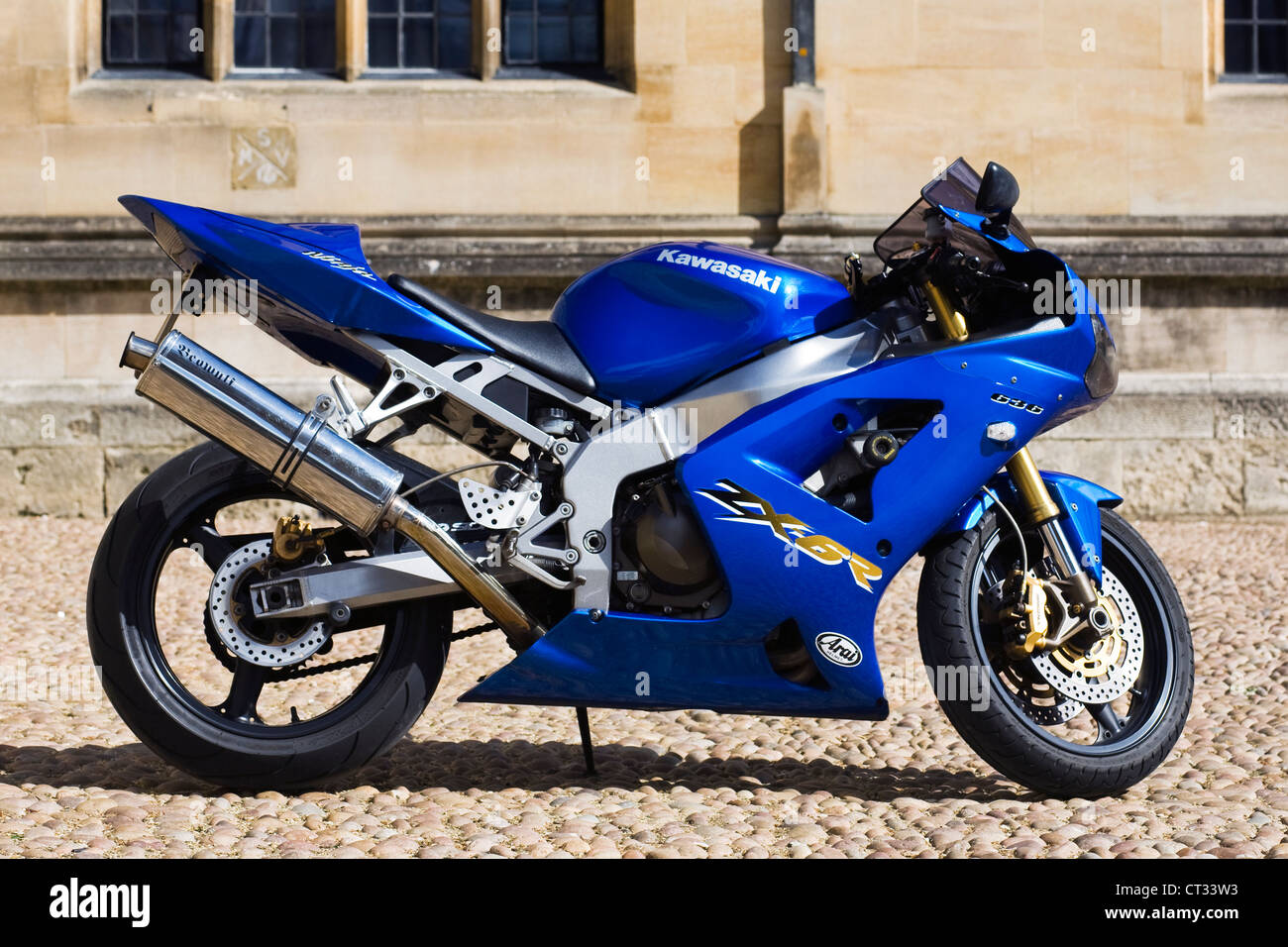 Blu elettrico Kawasaki ZX6R al di fuori di un College di Oxford. Foto Stock