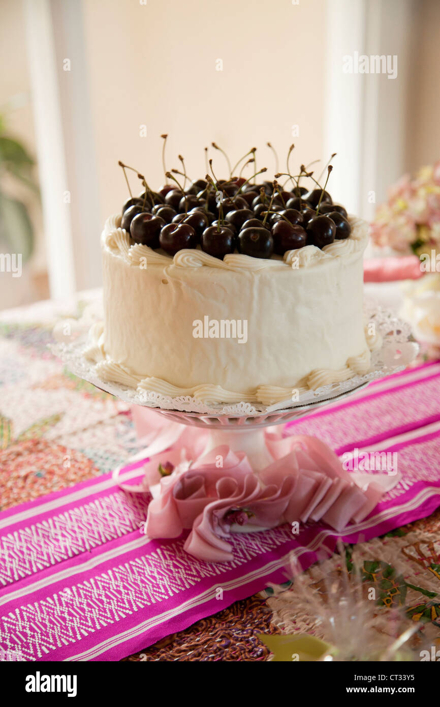 Torta di Nozze su tavola Foto Stock