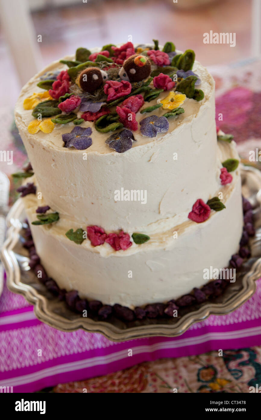 Torta di Nozze su tavola Foto Stock