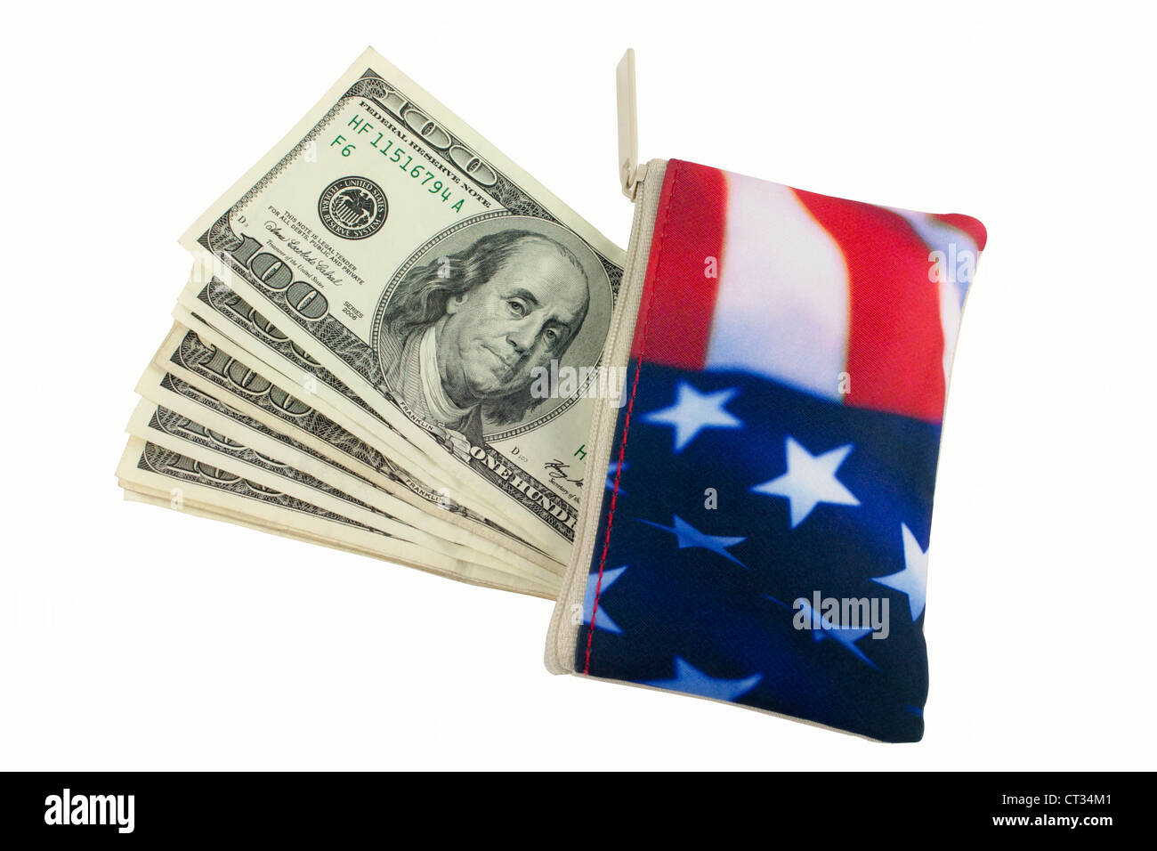 Bandiera americana Wallet con cento le fatture del dollaro accatastati fuori di essa Foto Stock