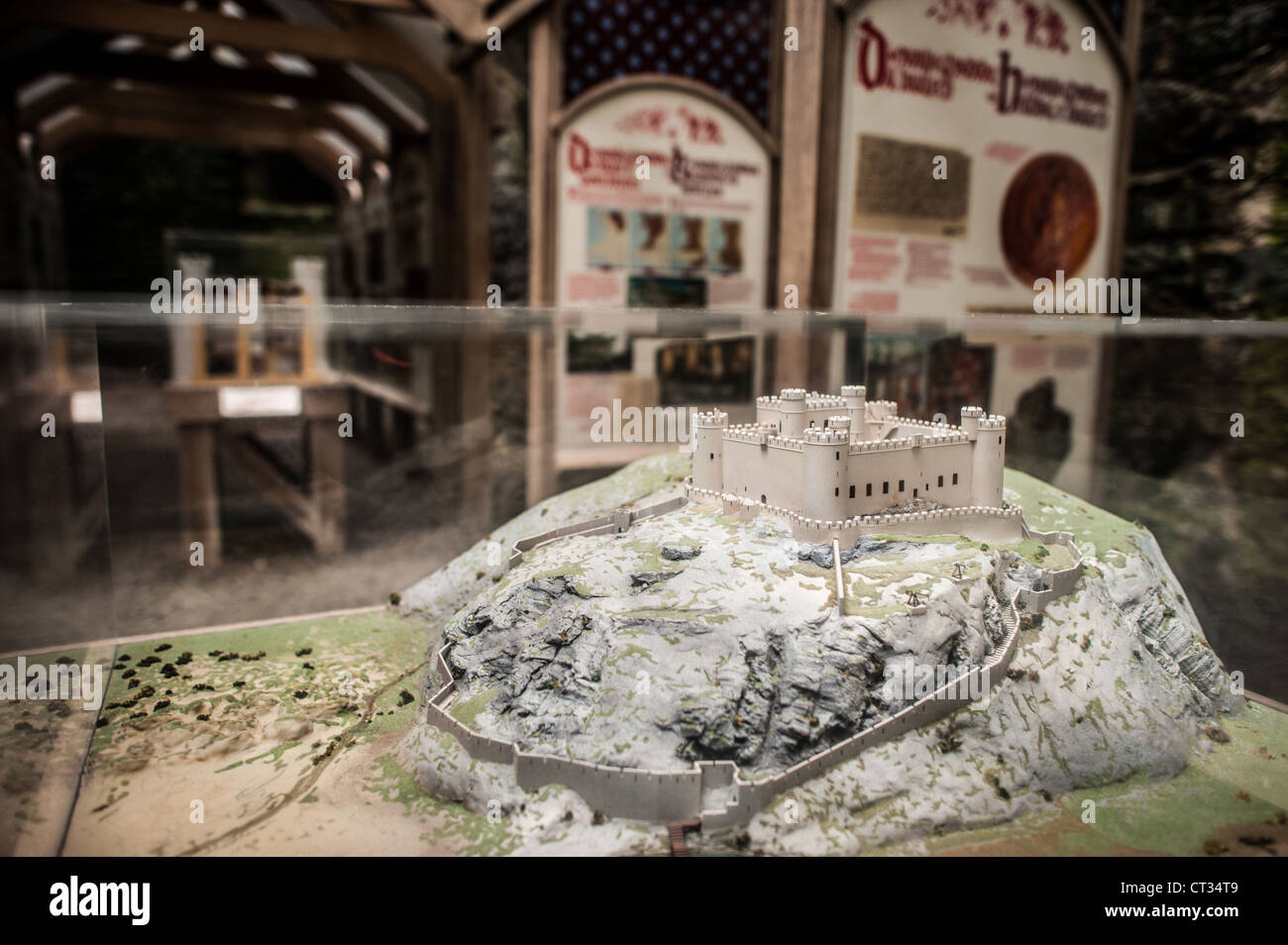 HARLECH, Galles: Un diorama modellato in scala meticolosamente realizzato del castello di Harlech è esposto all'interno delle mura dell'attuale fortezza medievale. La mostra offre ai visitatori una rappresentazione tridimensionale completa del layout originale del castello e delle caratteristiche architettoniche. Il castello di Harlech, costruito da Edoardo i durante la sua conquista del Galles alla fine del XIII secolo, è riconosciuto come patrimonio dell'umanità dell'UNESCO e uno dei migliori esempi di architettura militare medievale in Europa. Il modello aiuta a illustrare la posizione strategica del castello in cima a un affioramento roccioso che si affaccia sulla Baia di Cardigan Foto Stock