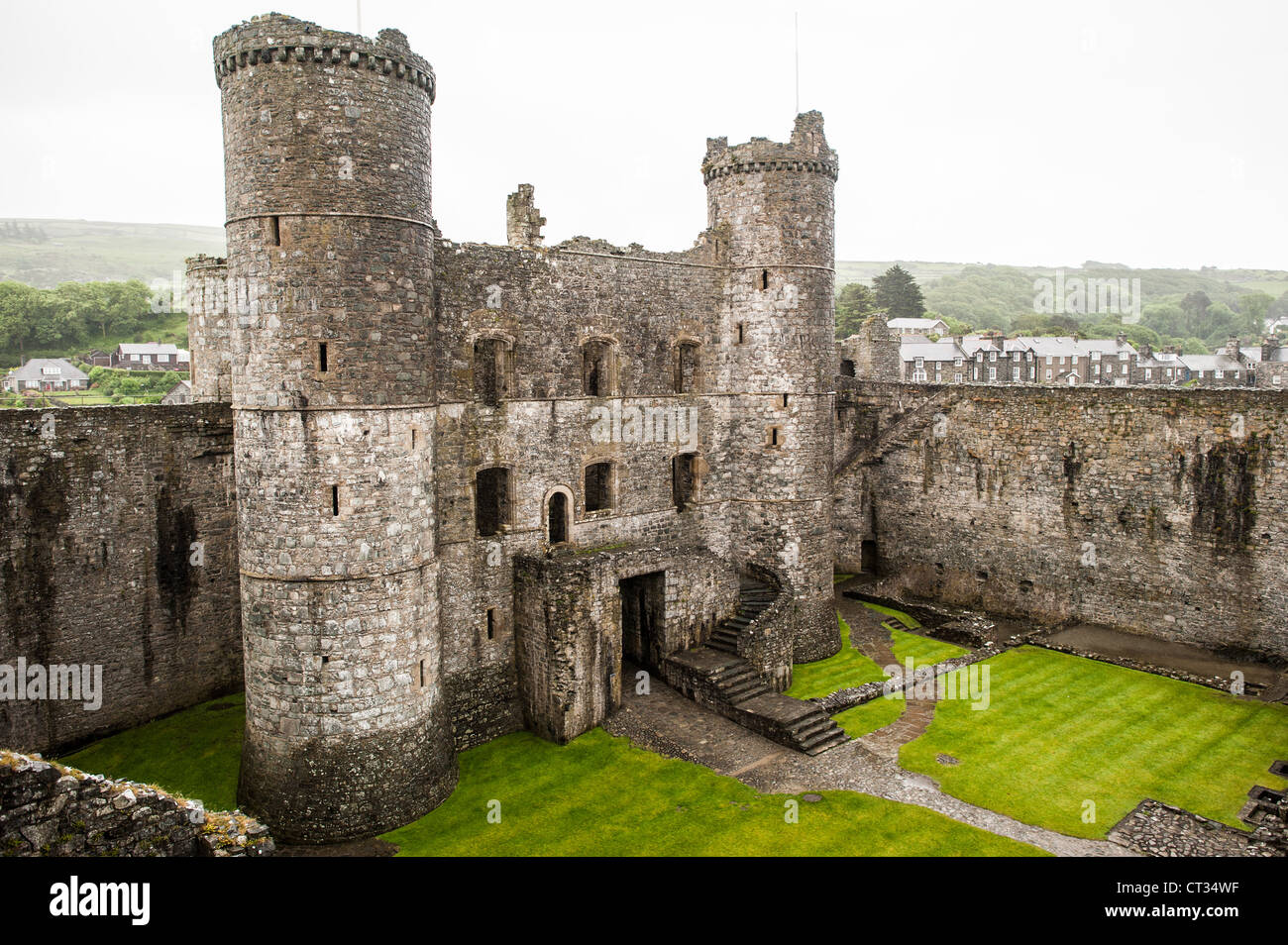 HARLECH, Galles: La vista dalle merlature di Harlech Castle, una fortezza del XIII secolo costruita da Edoardo i sulla costa nord-occidentale del Galles. Questo sito patrimonio dell'umanità dell'UNESCO offre un panorama imponente del paesaggio circostante, tra cui la Baia di Tremadog e le montagne Snowdonia, che mette in evidenza l'importanza strategica della sua posizione in epoca medievale. Foto Stock