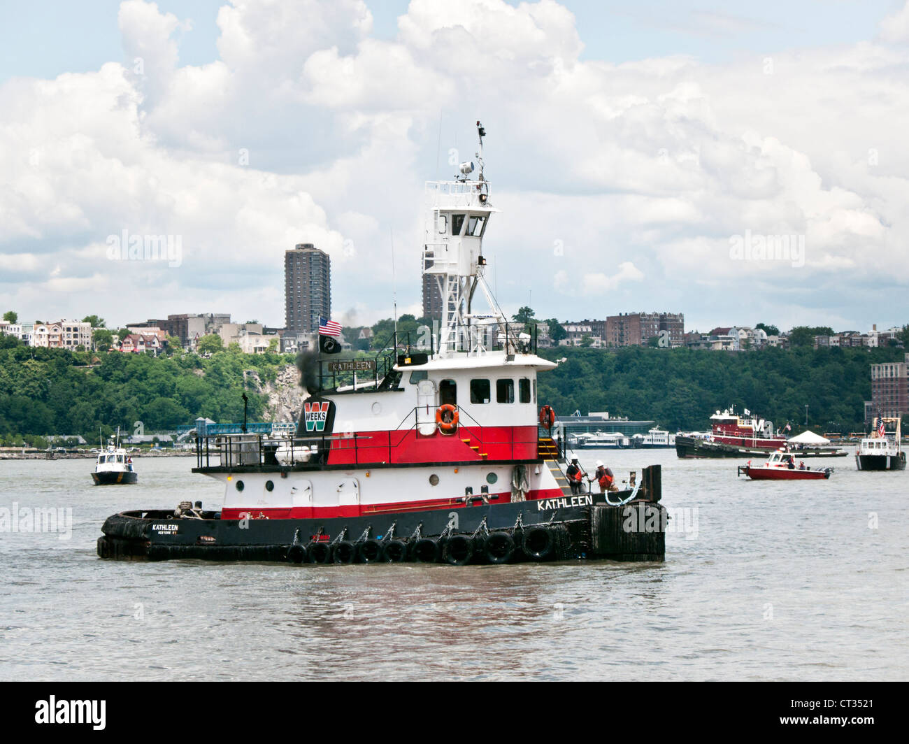 Red & White tug rimorchiatore Kathleen visto sul Fiume Hudson da New York City con sfondo del New Jersey Palisades Foto Stock