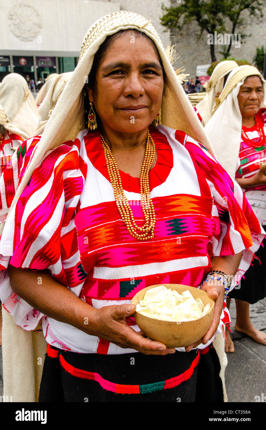 Le donne nei tradizionali costumi messicani Città del Messico Messico America Centrale Foto Stock