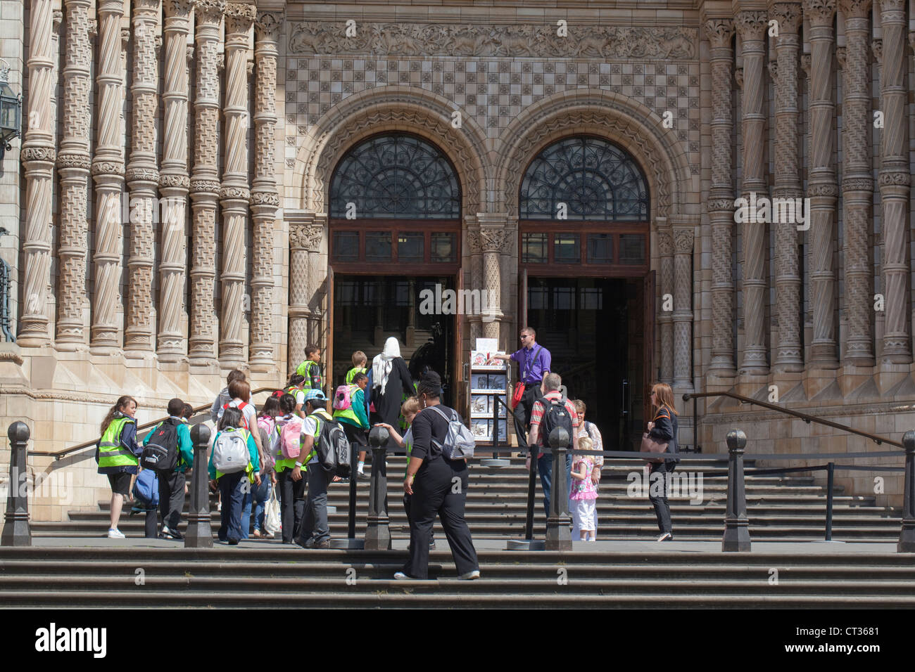 Museo di Storia Naturale, ingresso. Scuola di arrivo di partito per una visita di istruzione. Cromwell Road, South Kensington, Londra. Foto Stock