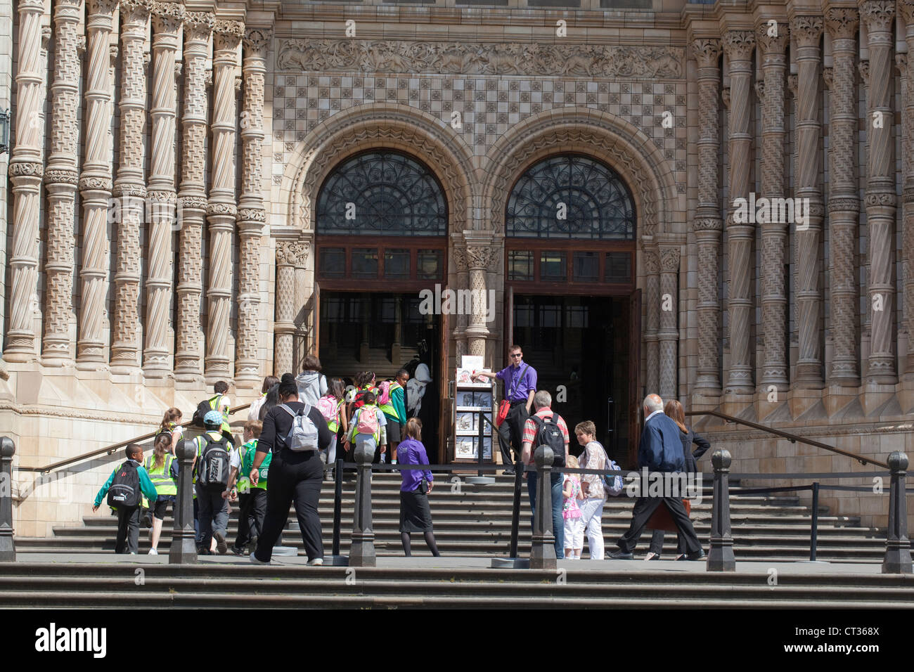 Museo di Storia Naturale, ingresso. Scuola di arrivo di partito per una visita di istruzione. Cromwell Road, South Kensington, Londra. Foto Stock