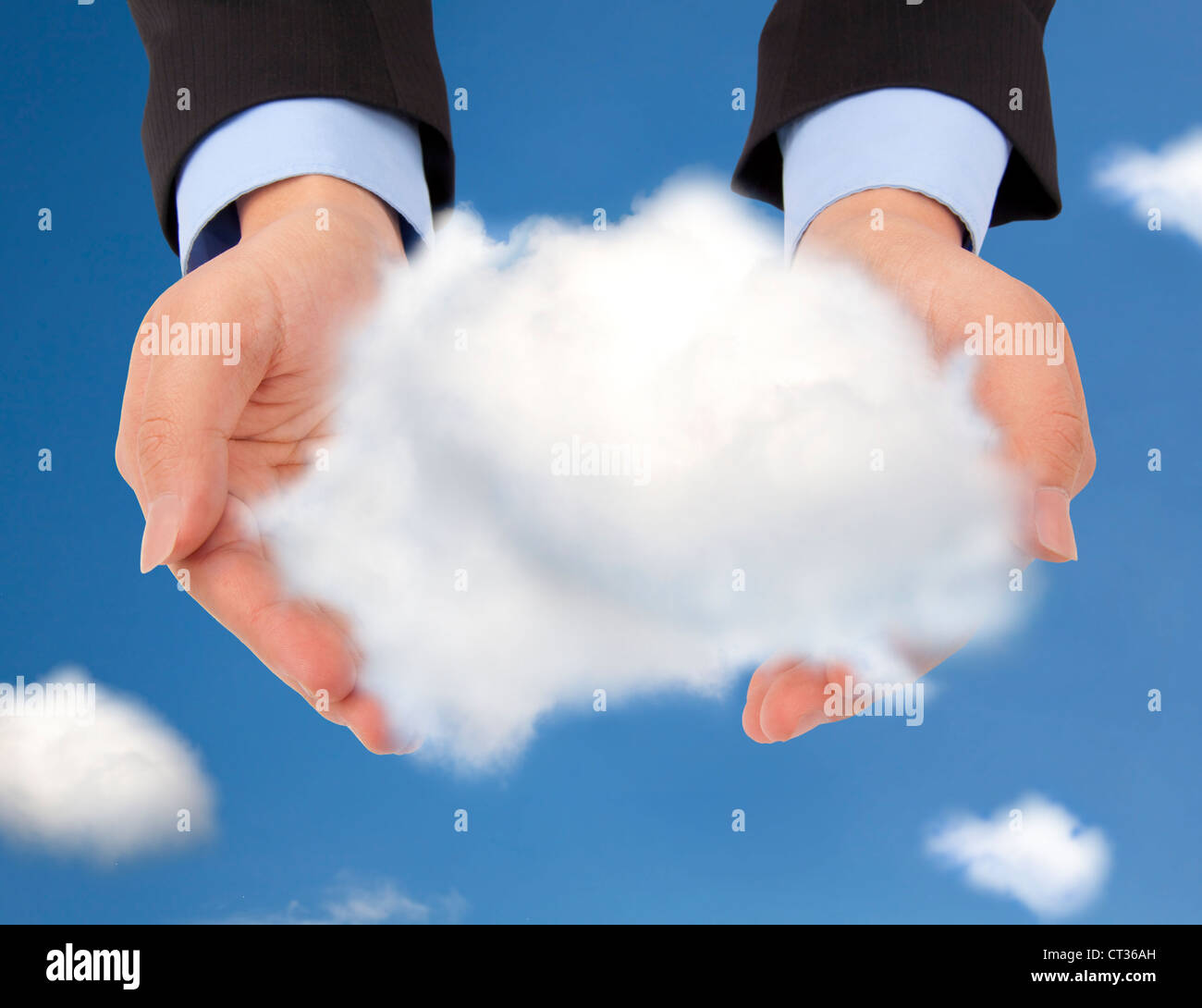 La mano di imprenditore tenendo un singolo cloud Foto Stock