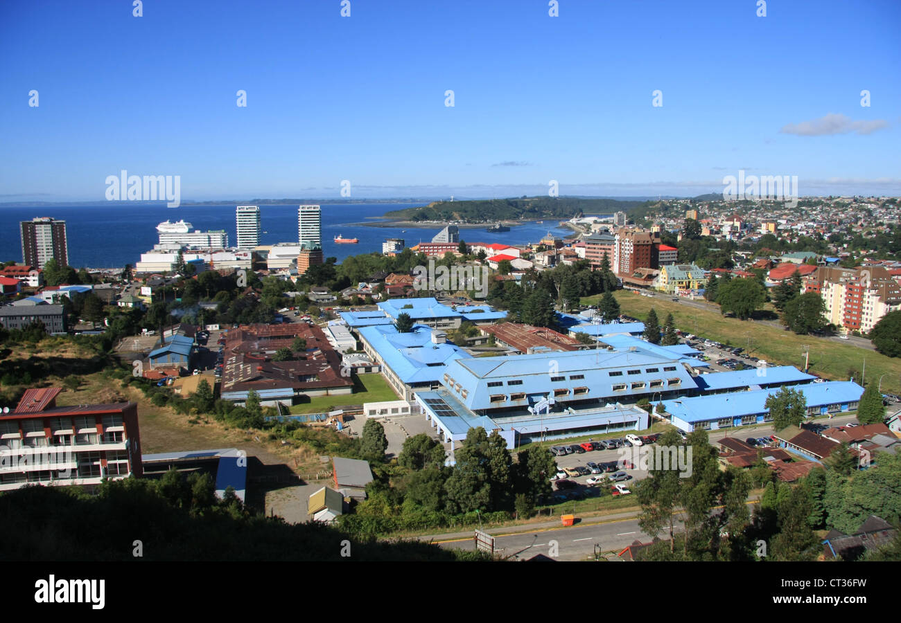 Il tetto blu dell'ospedale Base domina il paesaggio urbano di Puerto Montt, Cile Foto Stock