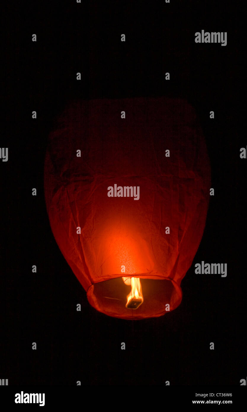 Modello mongolfiera vola di notte Foto Stock