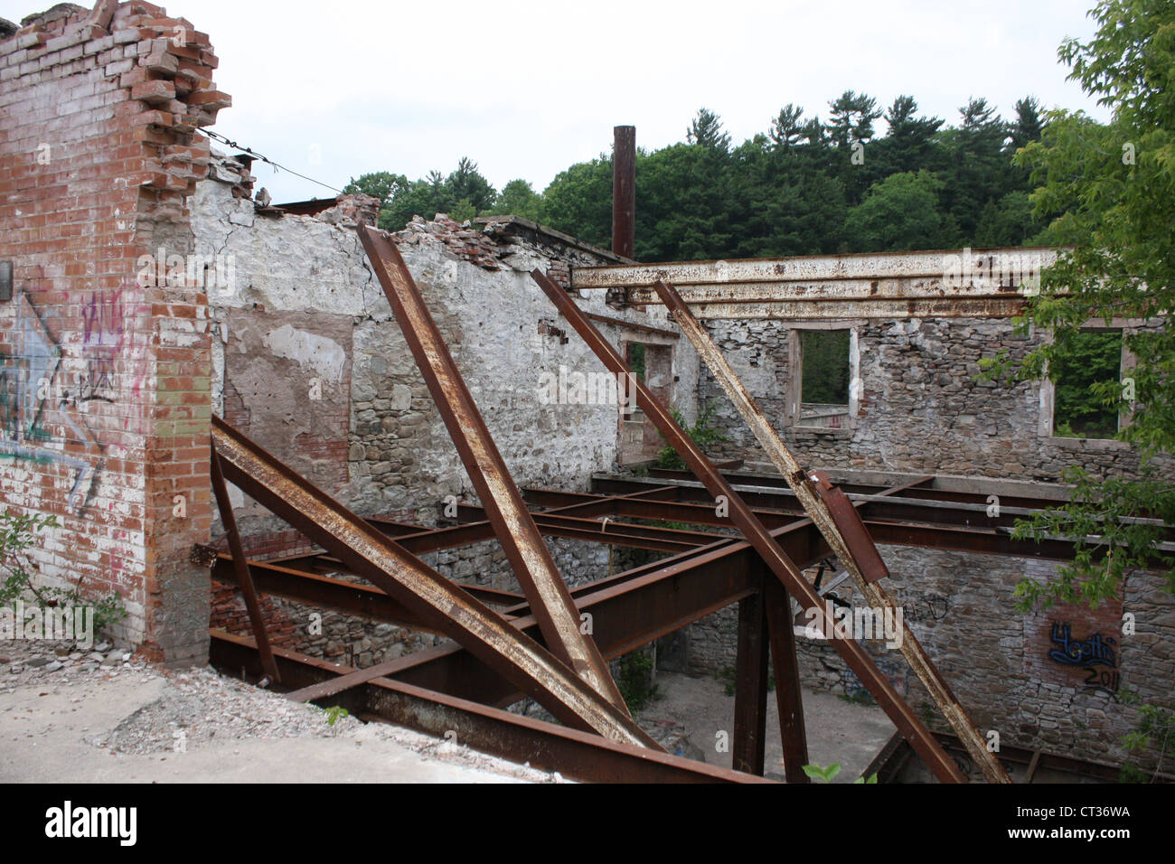 Rusty trave in acciaio demolito palazzo Foto Stock