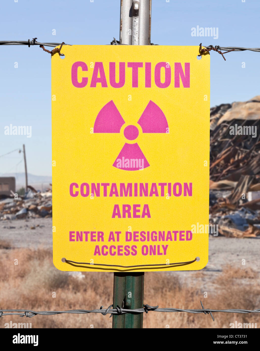 Attenzione la contaminazione radioattiva cartello segnaletico con portagomma recinto di filo. Foto Stock