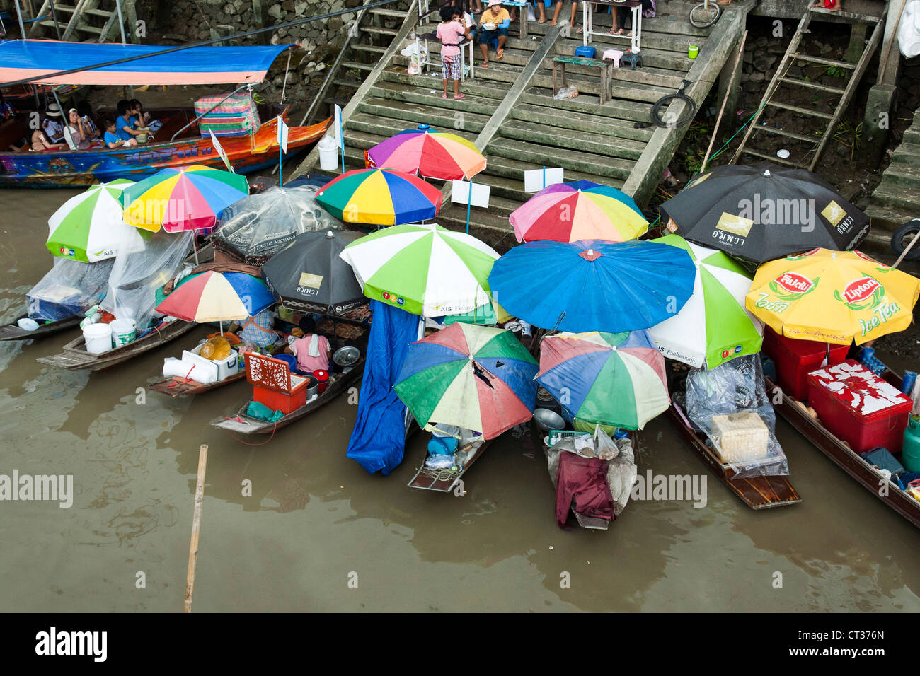 Tailandese tradizionale modo lungo il fiume della vita continua in Amphawa dove il mercato galleggiante di Amphawa è tenuto. Foto Stock