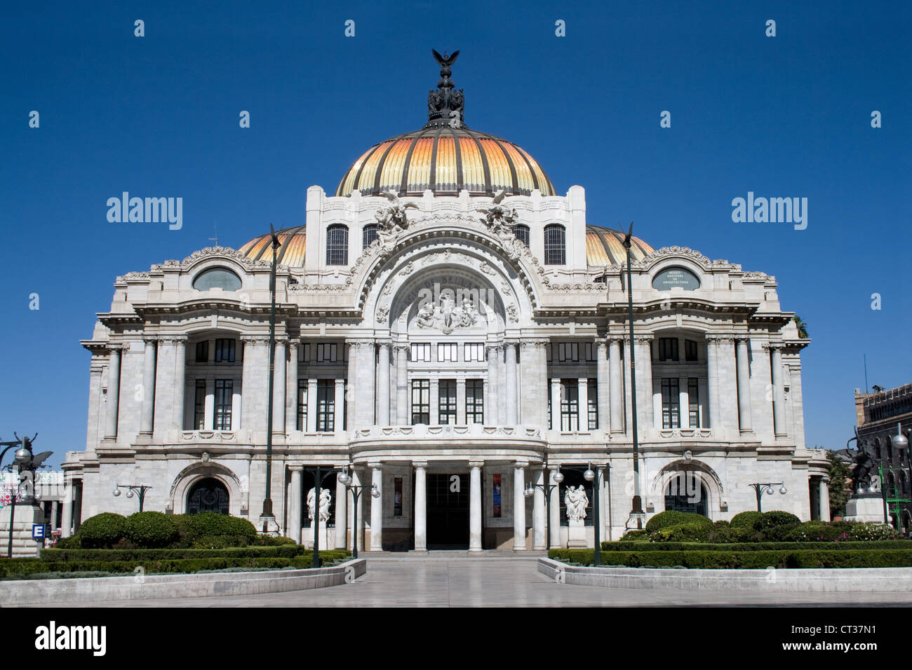 Il Pallacio de Bellas Artes di Città del Messico, in una giornata limpida. Foto Stock