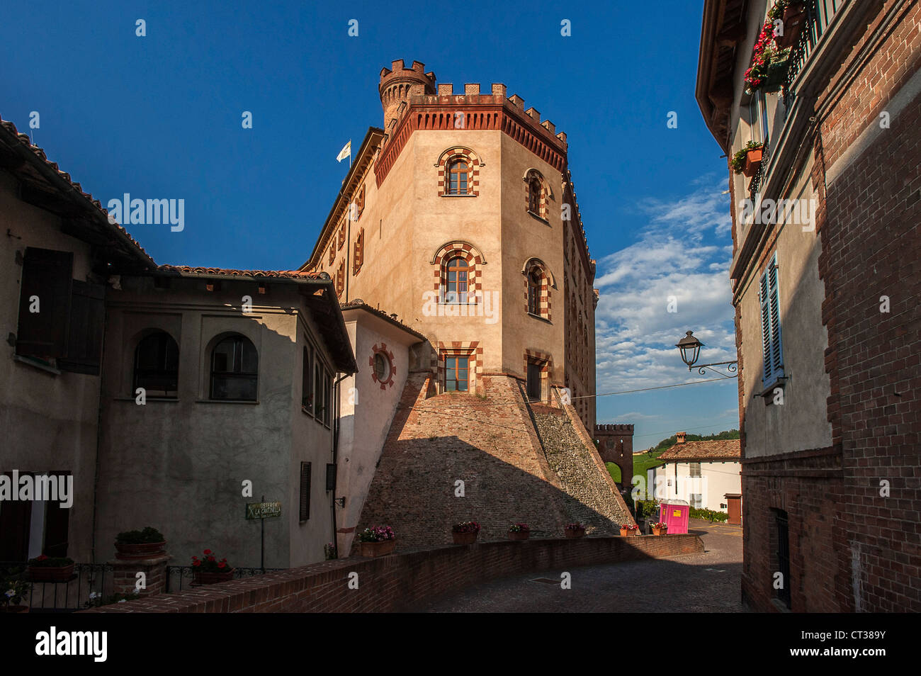 Italia Piemonte Langhe Provincia di Cuneo Barolo il castello Foto Stock