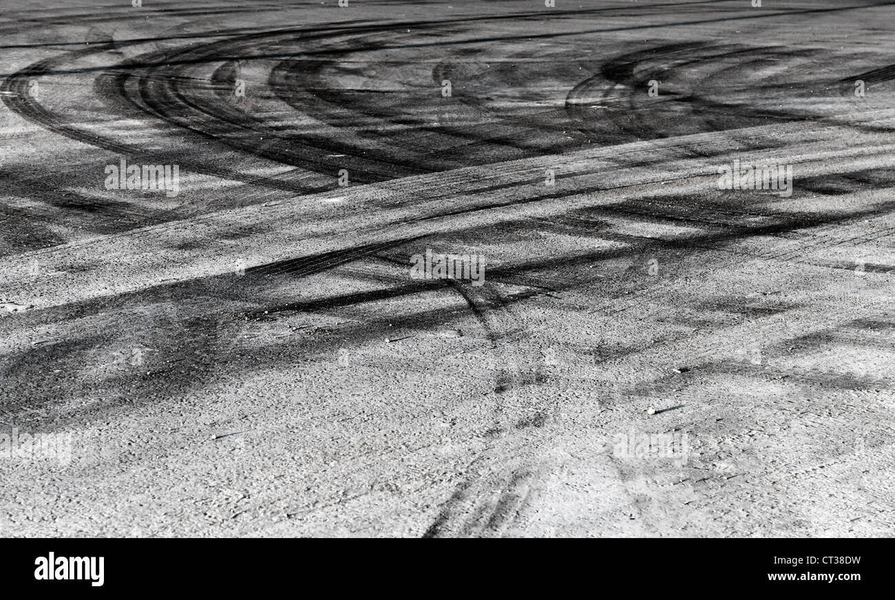 Abstract background su strada con attraversamento delle tracce di pneumatici Foto Stock