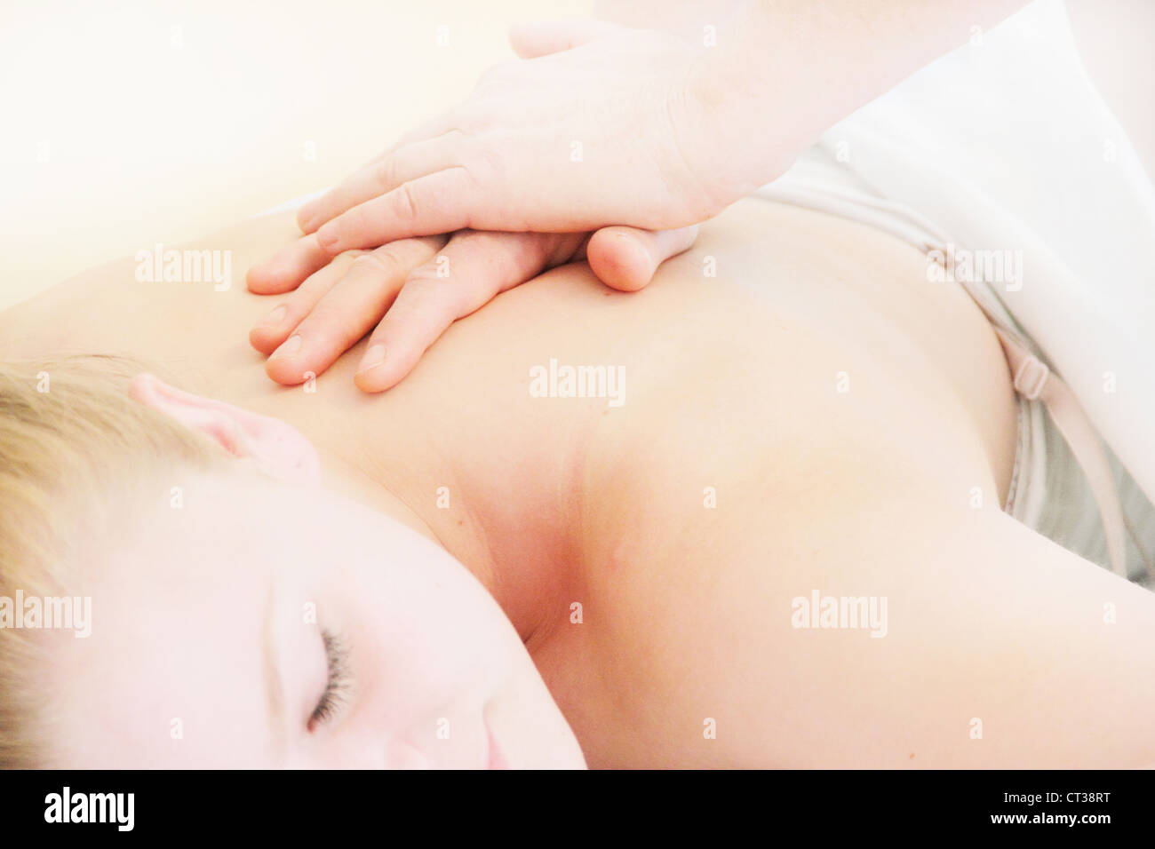 Donna con massaggio alla schiena in spa Foto Stock