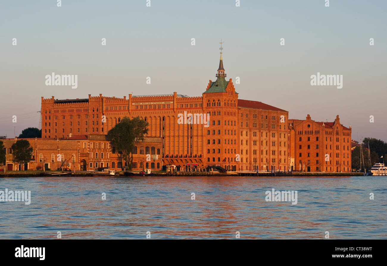 L'hotel Hilton Molino Stucky sulla Giudecca, Venezia, Italia, visto all'alba. È stato convertito da un mulino di 19c farina Foto Stock