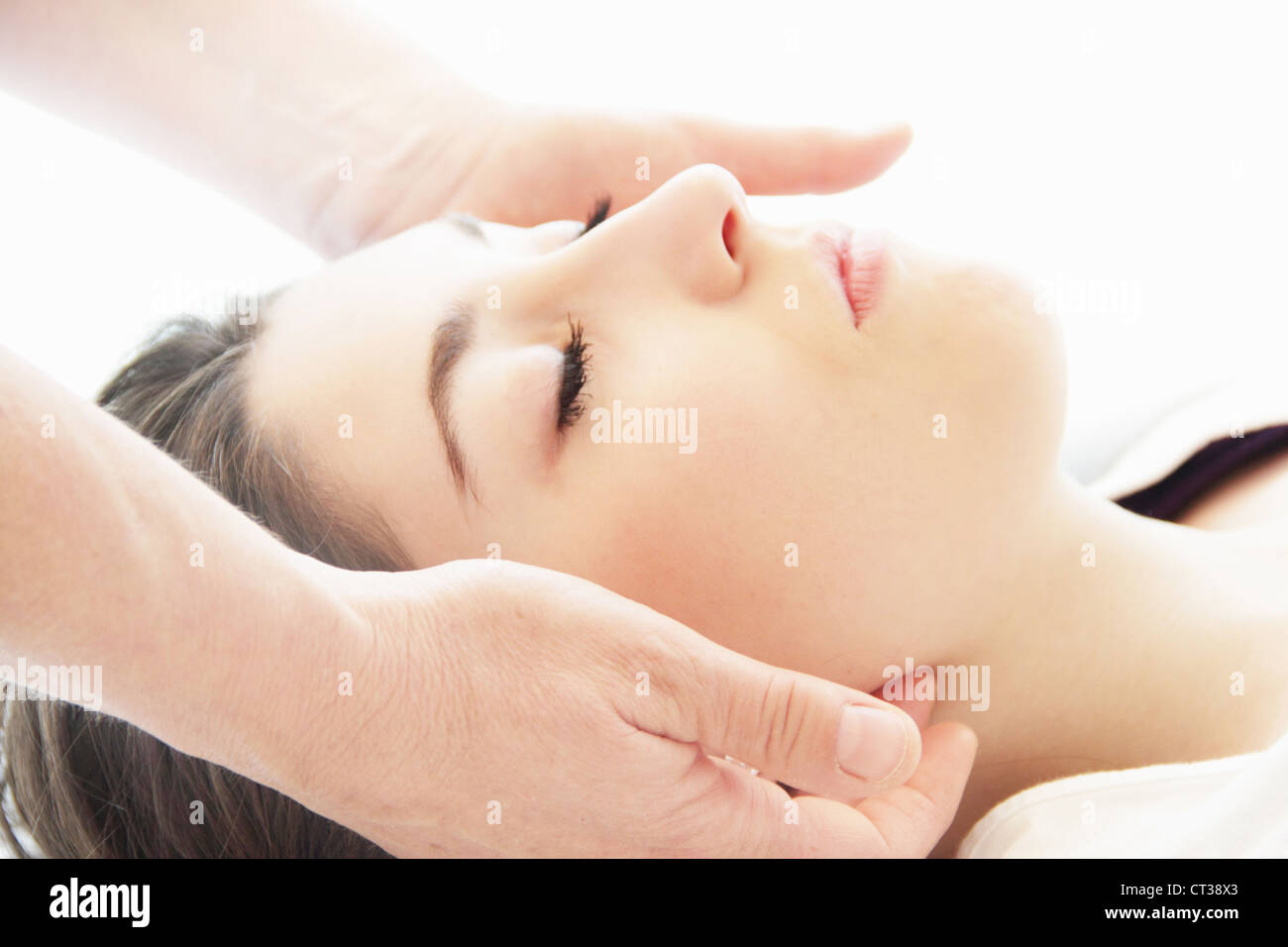 Donna con massaggio viso a spa Foto Stock