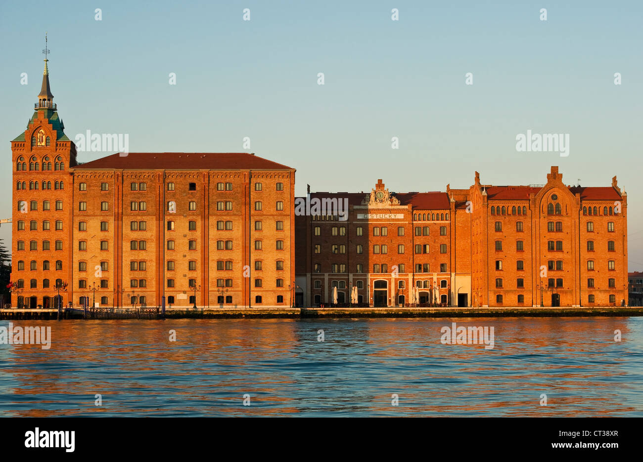 L'hotel Hilton Molino Stucky sulla Giudecca, Venezia, Italia, visto all'alba. È stato convertito da un mulino di 19c farina Foto Stock