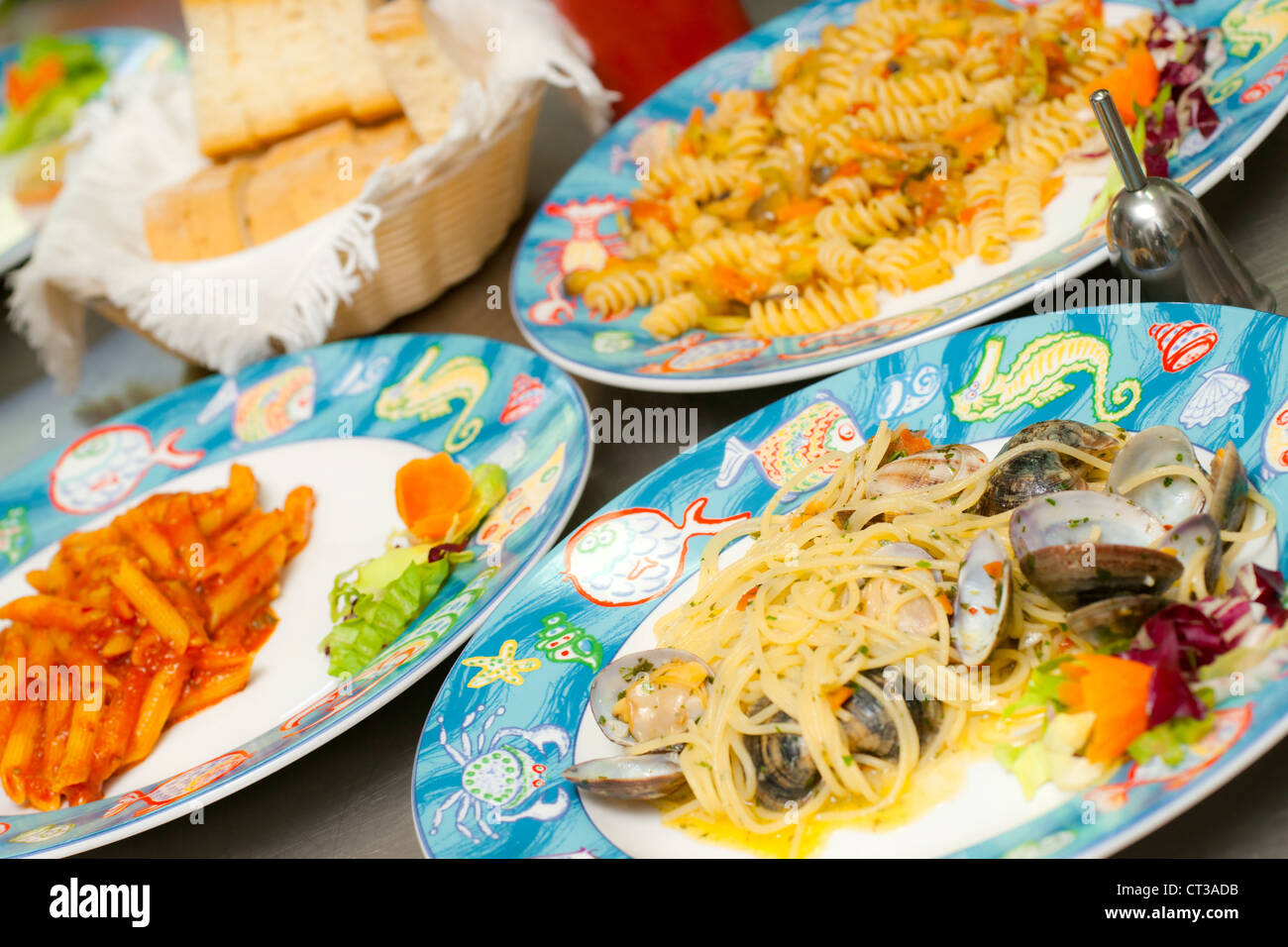 Gli spaghetti con le cozze, vongole e zafferano. Foto Stock