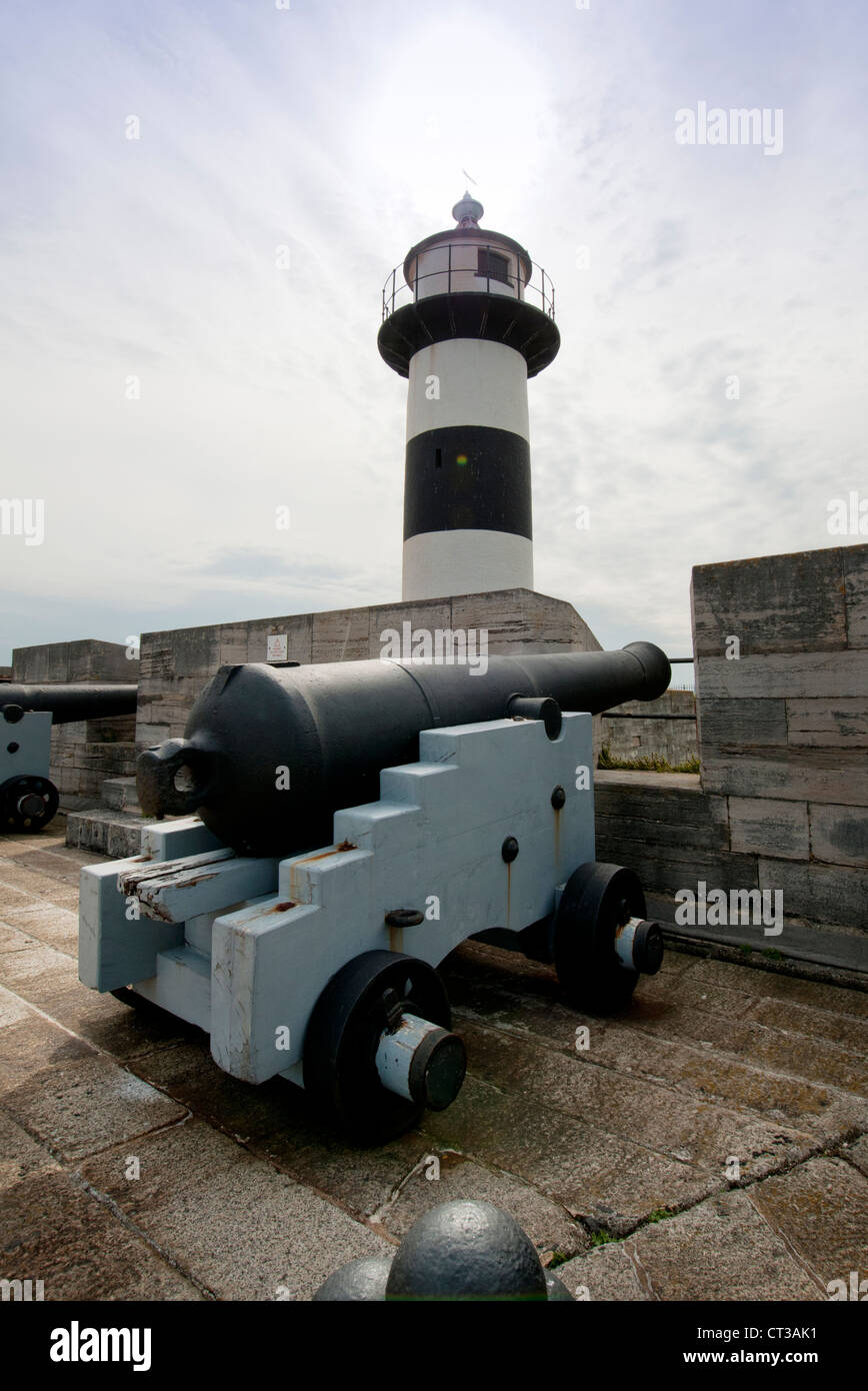 Il cannone a Southsea Castle e il faro di Portsmouth Foto Stock