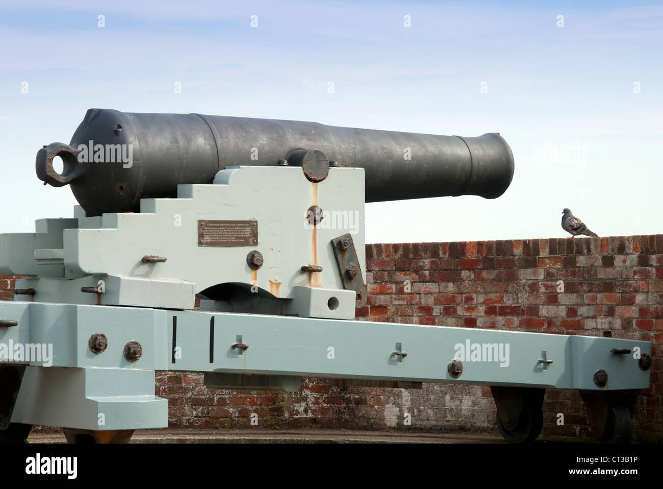 Il cannone a Southsea Castle al piccione Foto Stock