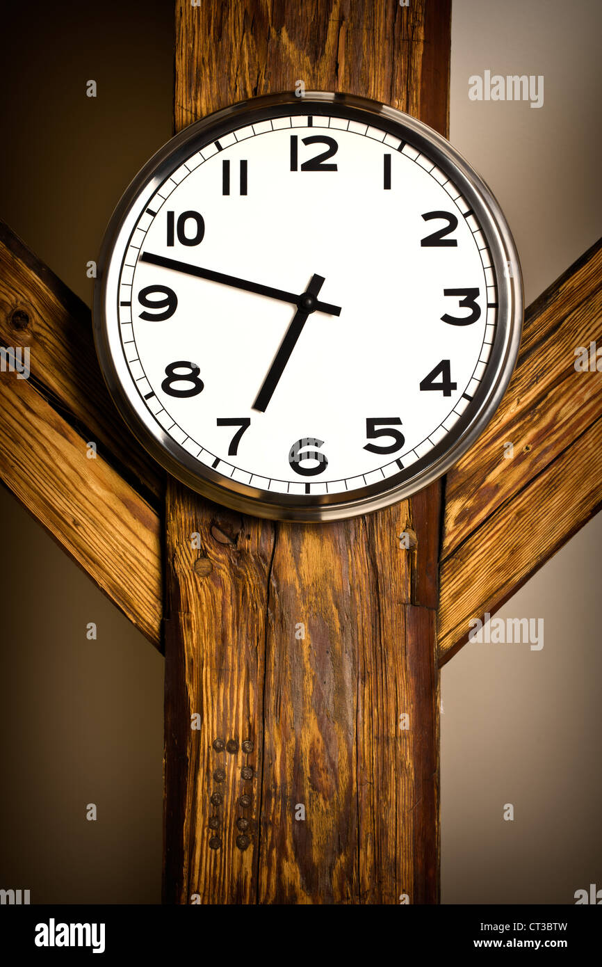 L'orologio da parete appeso a una costruzione in legno Foto Stock