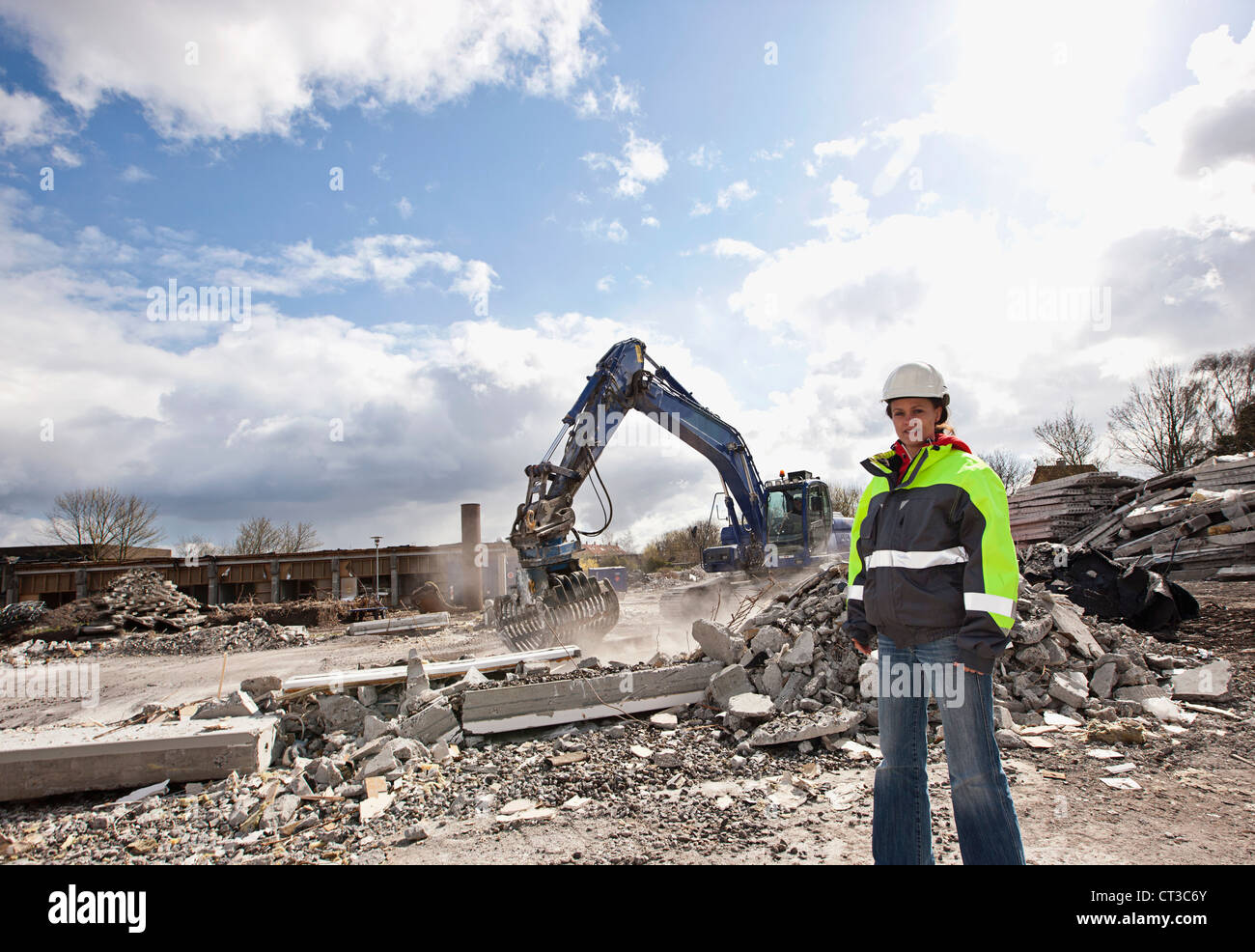 Lavoratore in piedi sul sito in costruzione Foto Stock Lavoratore in piedi sul sito in costruzione Foto Stock