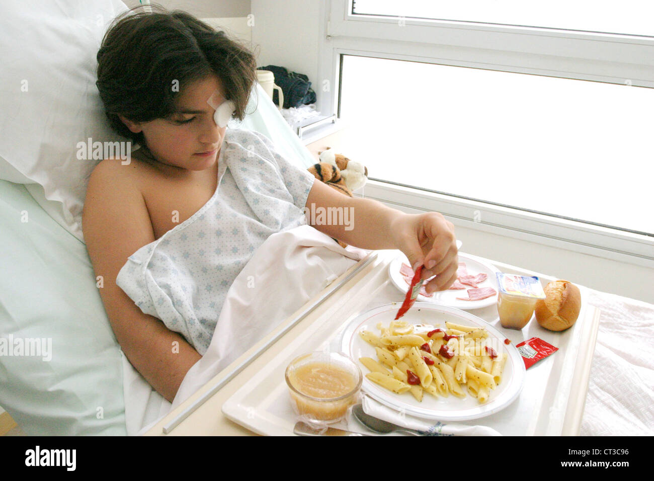 Figlio del paziente in ospedale Foto Stock