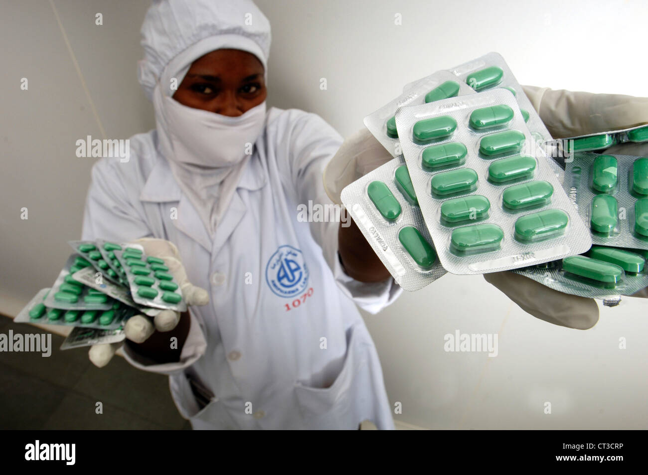 Un tecnico tenendo una selezione di verde compresse in blister. Foto Stock