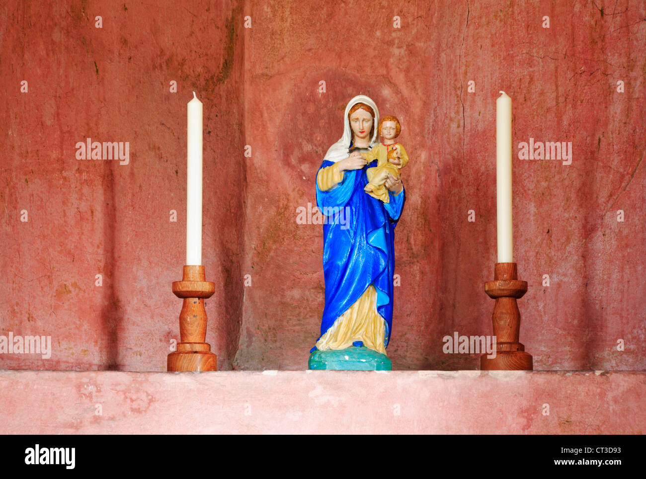 Una statua della Madonna e il bambino dentro la chiesa parrocchiale di Santa Maria a West Somerton, Norfolk, Inghilterra, Regno Unito. Foto Stock