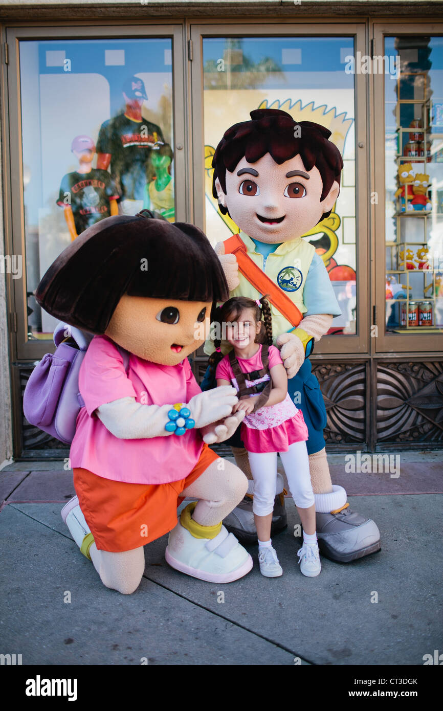 Dora the Explorer e Diego che posano per una foto con una bambina in Universal Studios Orlando, Florida, Stati Uniti d'America Foto Stock