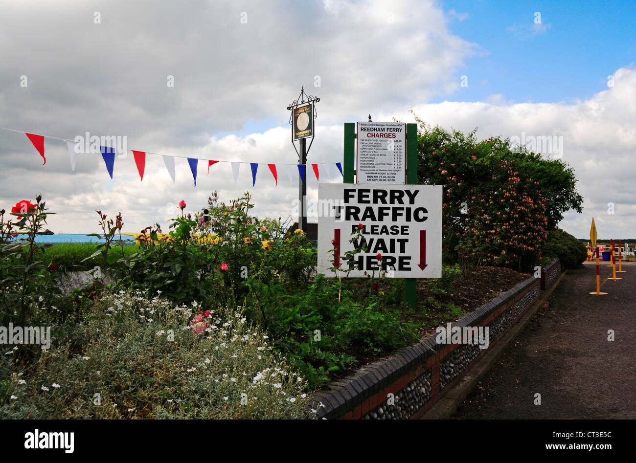 Un segno di istruzioni per il traffico in attesa per il traghetto veicolare su Norfolk Broads a Reedham, Norfolk, Inghilterra, Regno Unito. Foto Stock