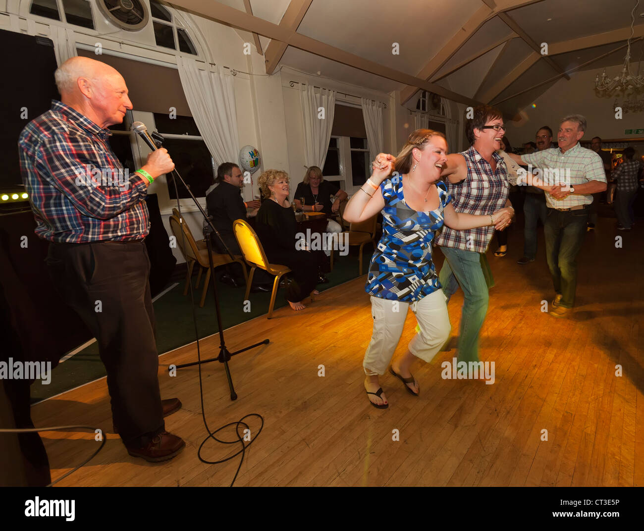 Chiamante e ballerini ceilidh a Raglan Festival, Raglan, Monmouthshire, Galles, nel Regno Unito il 16 giugno 2012 Foto Stock