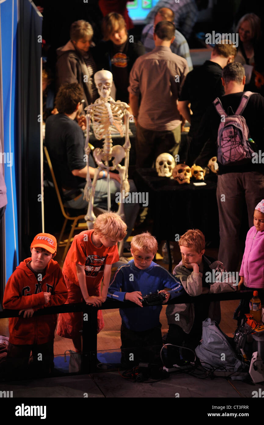 I bambini giocano con una radio controlled car al Cheltenham Science Festival Regno Unito Foto Stock