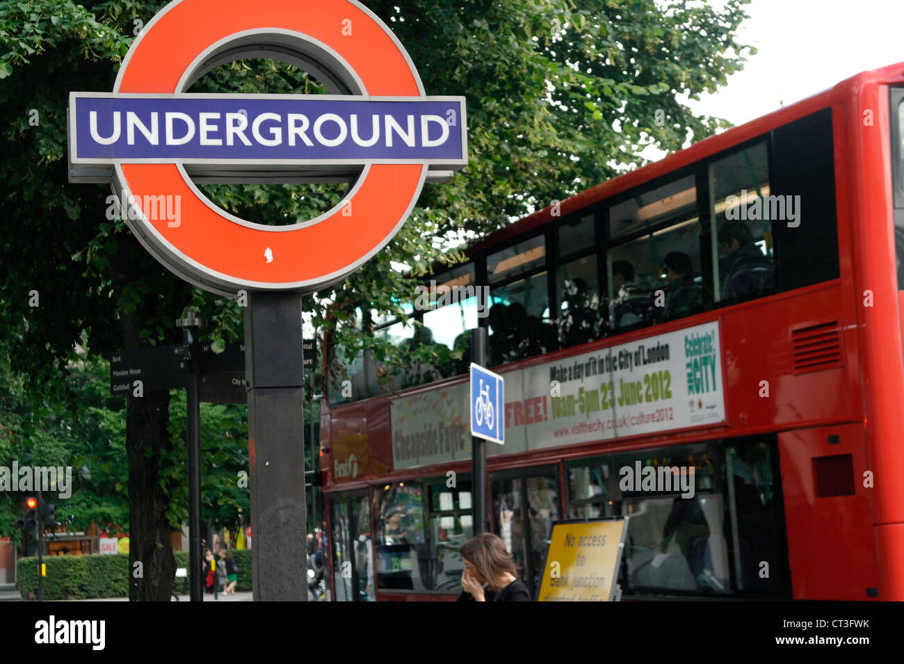 La metropolitana di Londra logo, trasporto per Londra mark a San Paolo, London REGNO UNITO Foto Stock