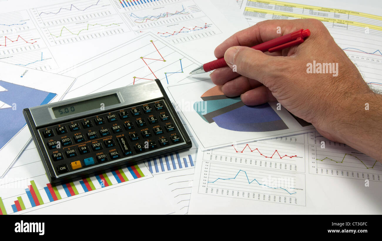I dati di analisi grafica a colori su un tavolo Foto Stock