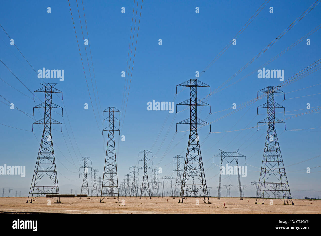 Buttonwillow, California - linee elettriche di trasmissione nella valle di San Joaquin. Foto Stock