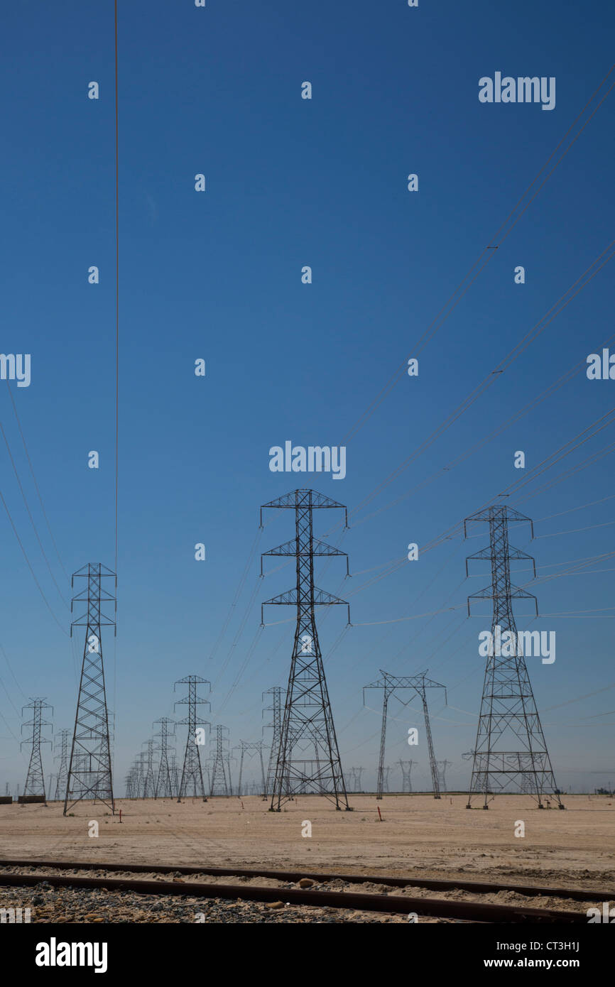 Buttonwillow, California - linee elettriche di trasmissione nella valle di San Joaquin. Foto Stock