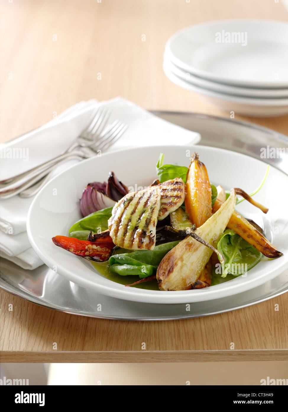 Piatto di verdure grigliate in insalata Foto Stock