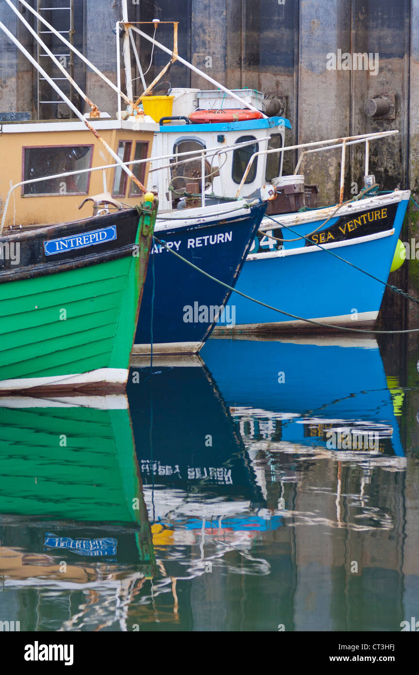Le navi per la pesca a strascico e le piccole barche da pesca ormeggiate in Ullapool Harbour Wester Ross Scozia UK GB EU Europe Foto Stock