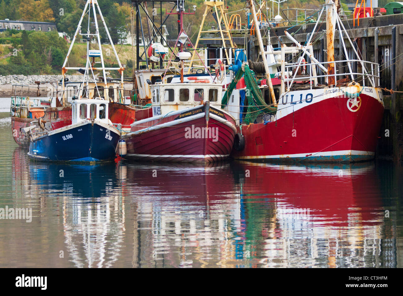 Le navi per la pesca a strascico e le piccole barche da pesca ormeggiate in Ullapool Harbour Wester Ross Scozia UK GB EU Europe Foto Stock