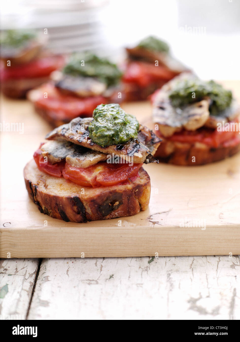 Pane tostato con pomodori, la carne e le erbe Foto Stock