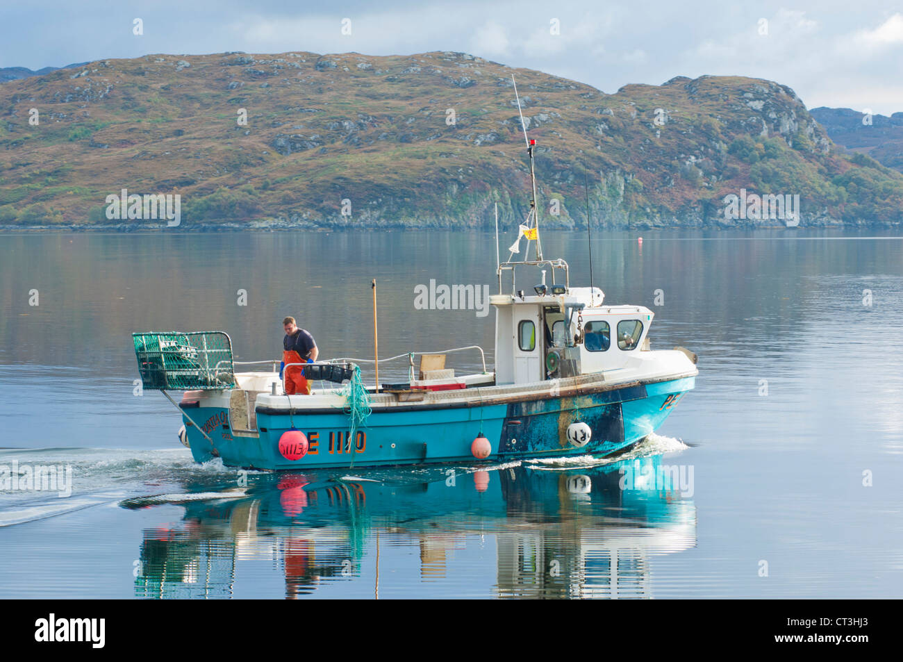 Piccola barca da pesca lasciando Gairloch harbour Wester ross Scozia UK GB EU Europe Foto Stock