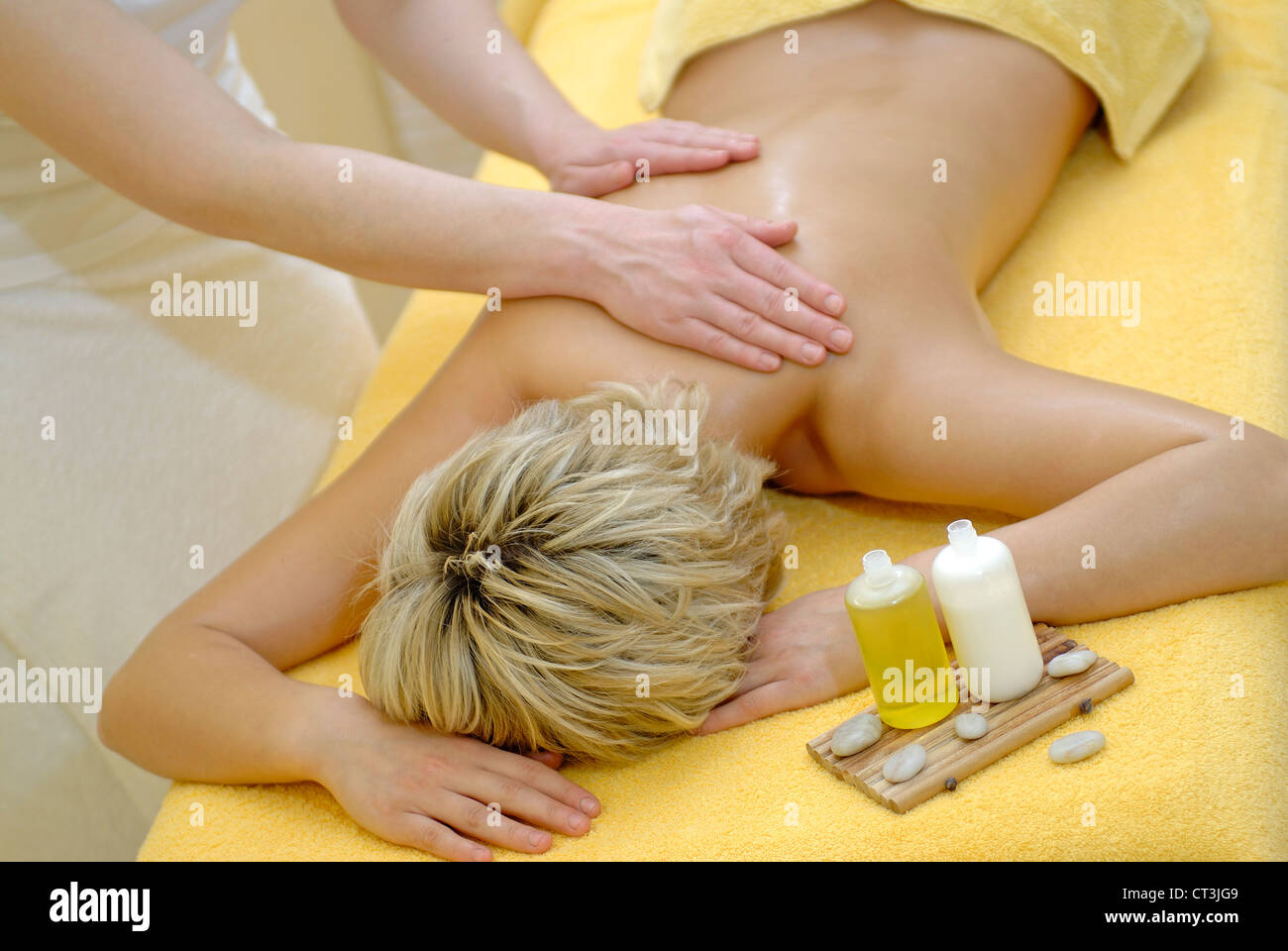 Donna di essere massaggiato Foto Stock