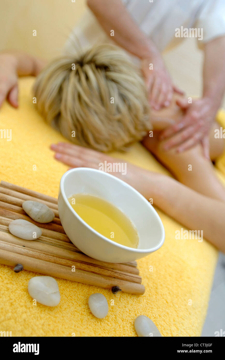Donna di essere massaggiato Foto Stock