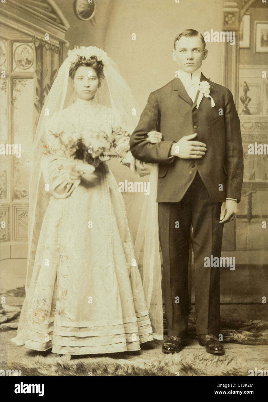 Circa ottanta la scheda armadio fotografia, sposi in Webster, Massachusetts. Foto Stock