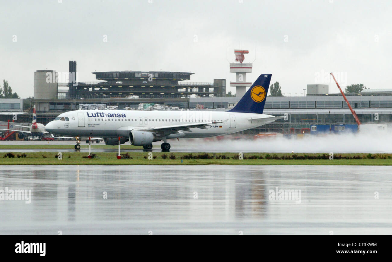 Amburgo, un volo Lufthansa sull'asfalto dell'aeroporto Fuhlsbuettel Foto Stock