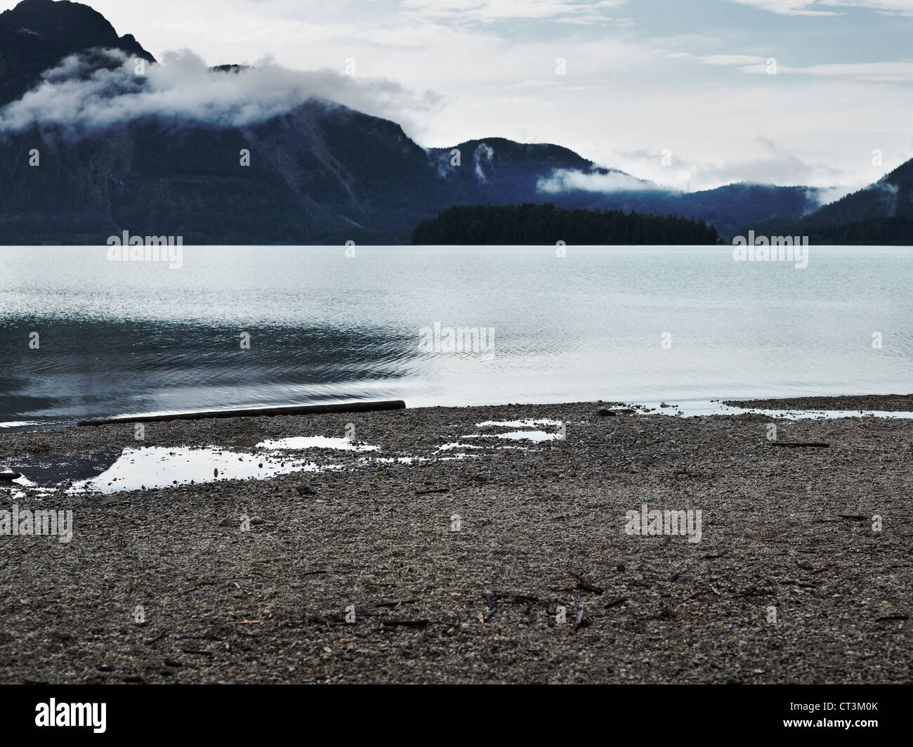 Montagne e lago ancora Foto Stock