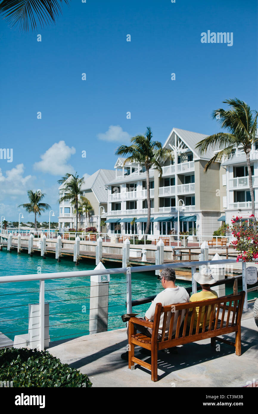 Un giovane seduto su una panchina di Key West vicino al Westin Key West e Marina Foto Stock